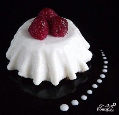 Cottage cheese dessert with raspberries