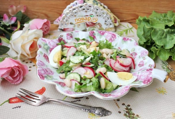 Spring salad with beans