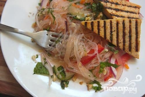 Vietnamese rice noodle salad with tofu