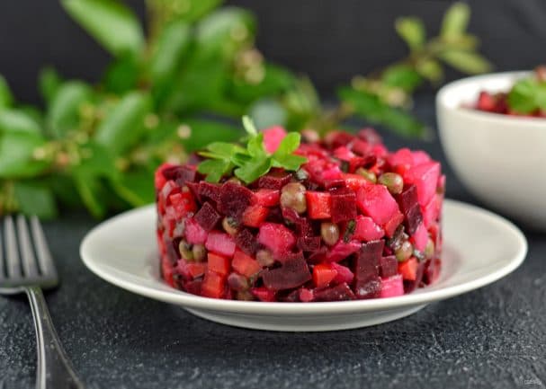Vinegret with cucumbers and fresh peas