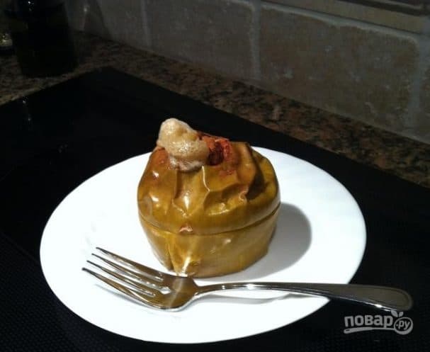 Apples baked with honey and nuts