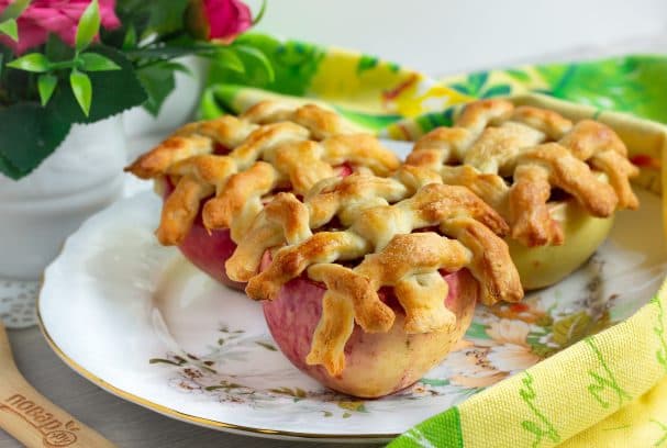 Apples stuffed with caramelized plums