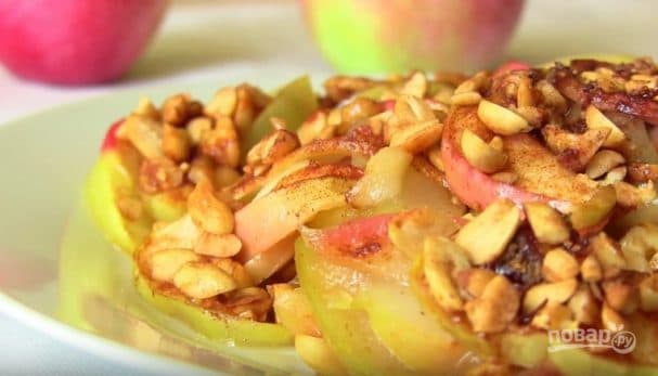 Яблоки с корицей, медом и арахисом