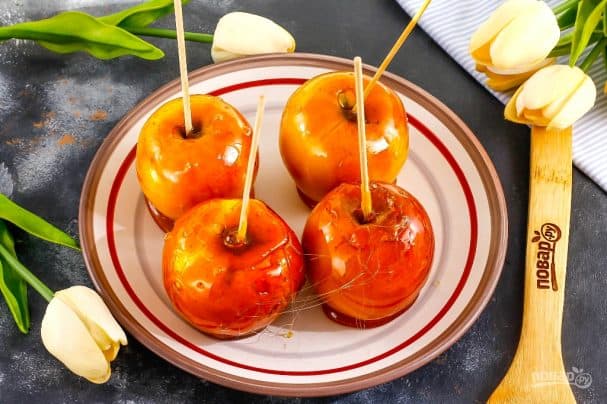 Яблыкі ў карацэлі