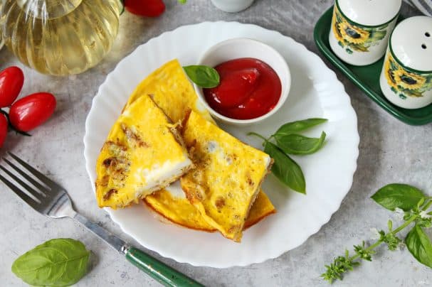 Egg omelette with chicken