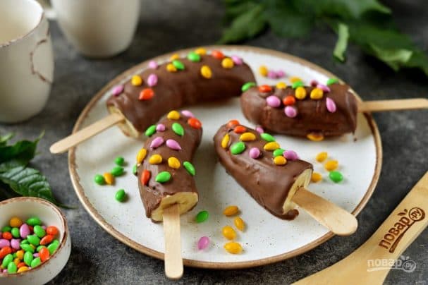 Frozen bananas in chocolate