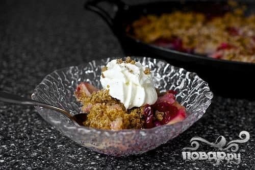 Baked pears with a crumb topping