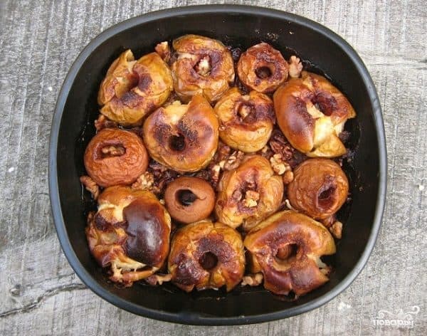 Запечаныя яблыкі з арэхамі