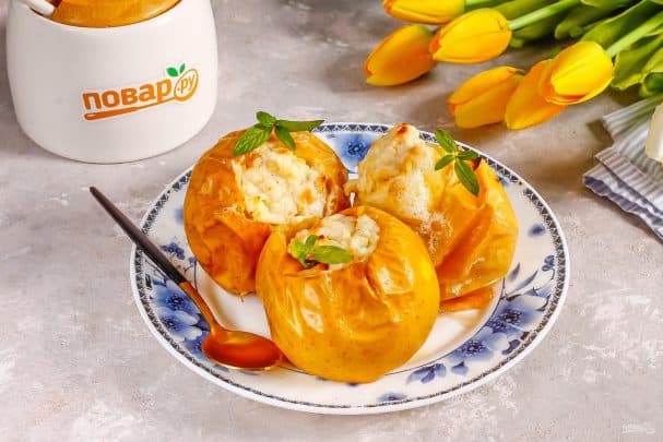 Baked apples with cottage cheese