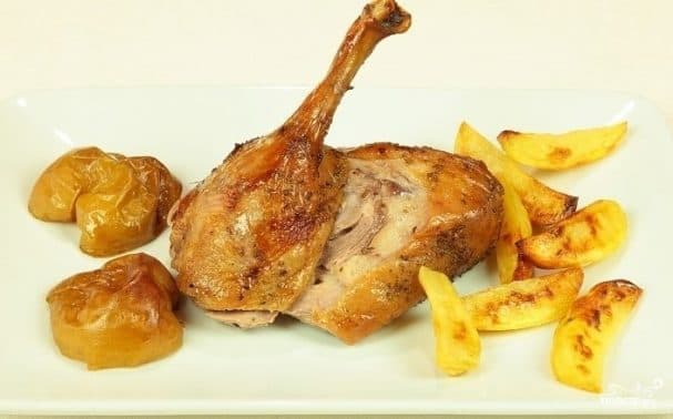 Запеченный гусь, фаршированный яблоками