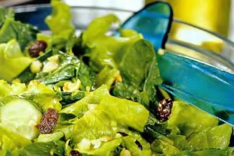 Green salad with nuts and raisins