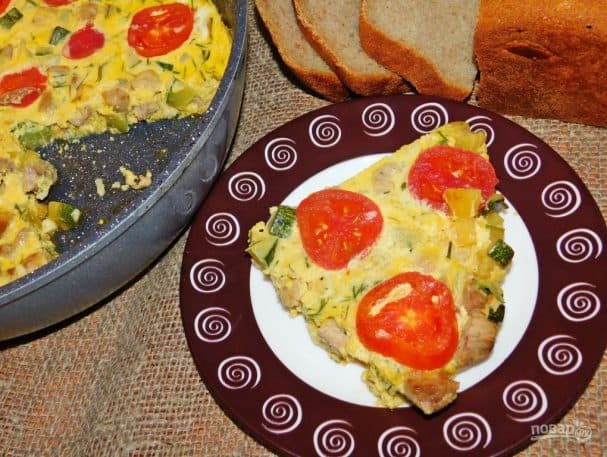 Фріттата з м'ясом, кабачками та помідорами