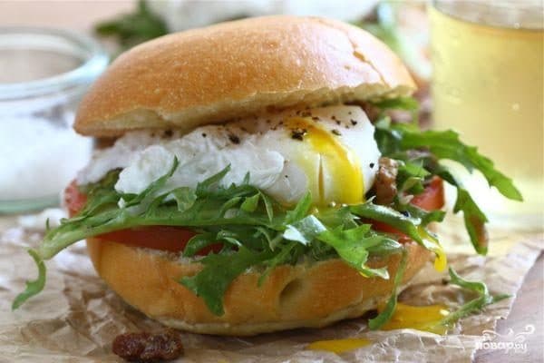 Hamburgers with Pork, Eggs, and Tomato