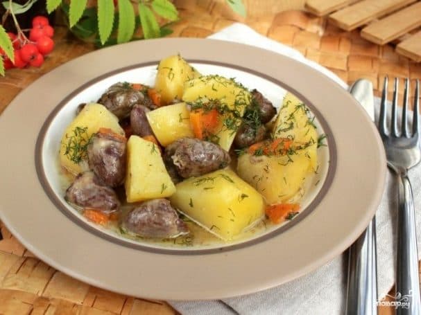 Куриные сердечки с овощами в мультиварке