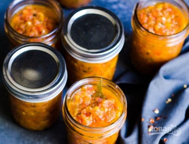 Аджика из помидоров, перца и яблок на зиму