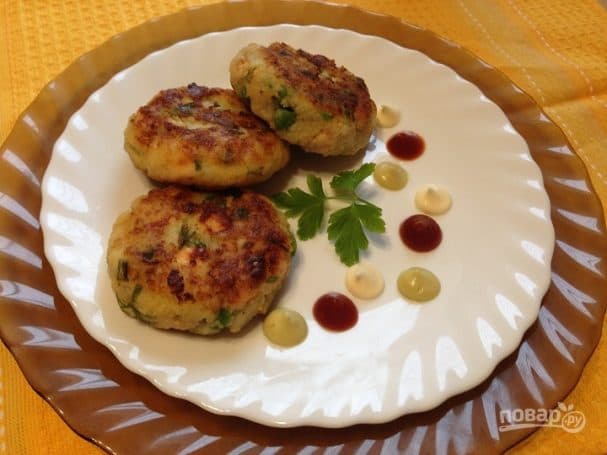 Salmon, potato, and green pea patties