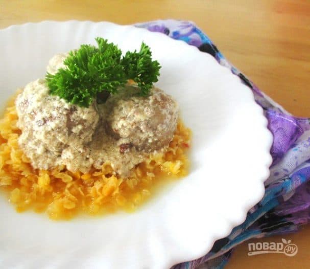 Cutlets baked in sour cream sauce
