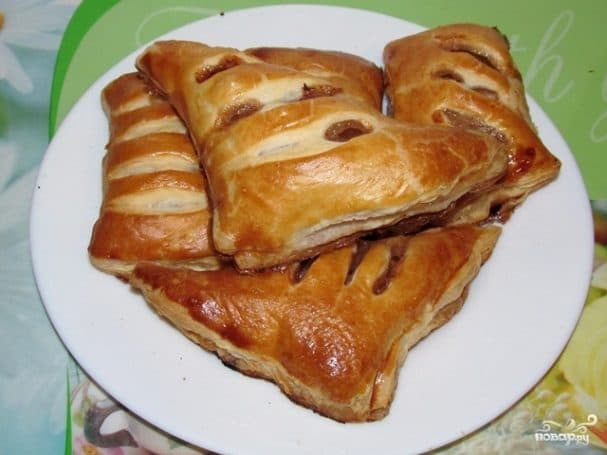 Булочки из слоеного теста с яблоками