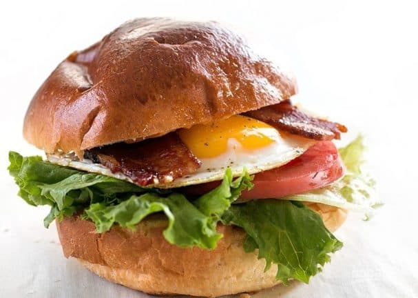 Бургер с овощами, беконом и яйцом