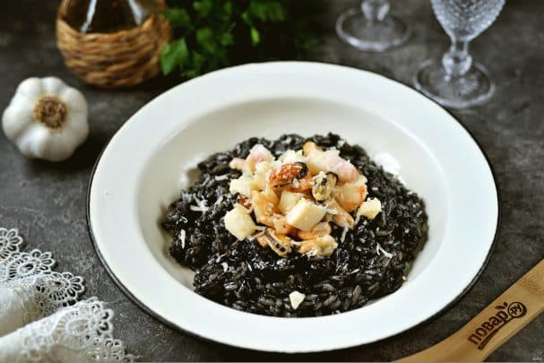 Черное ризотто с морепродуктами