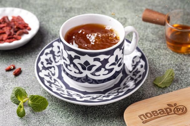Black tea with goji berries