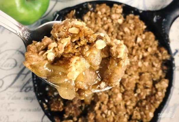 Dessert with apple and oats