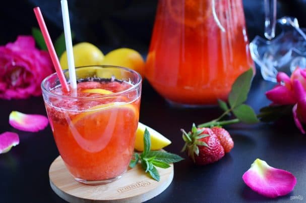 Домашний клубничный лимонад с мятой