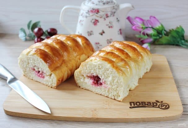 Дрожжевой пирог с вишней и творогом