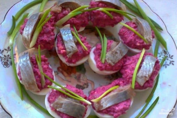 Фаршированные яйца с сельдью под шубой