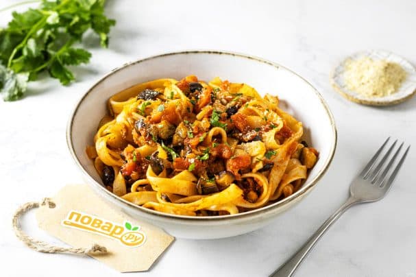 Феттучіні з баклажанами в томатному соусі