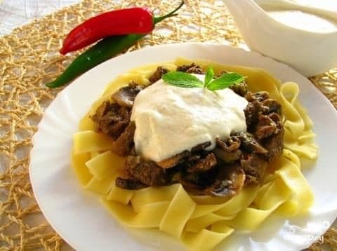 Фетучыні з грыбамі пад сметанакавым соусам