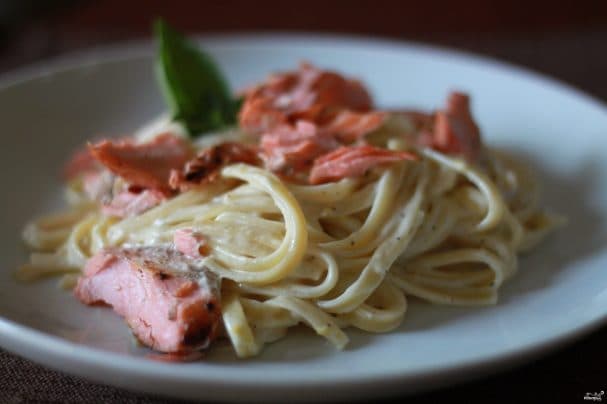 Фетучыні з лосасем у смятанковым соусе