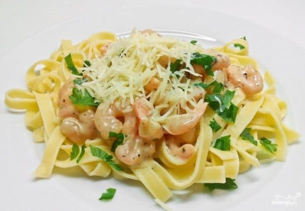 Фетучыні з марапрадуктамі ў смятановым соусе
