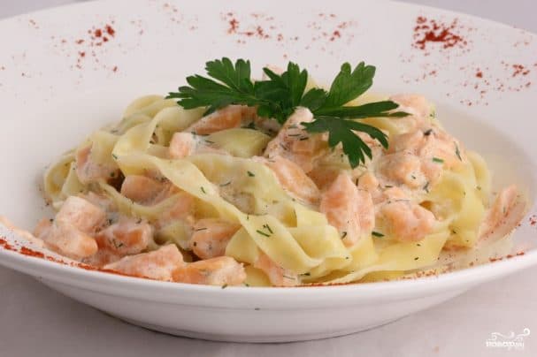 Фетучыні з лосасем у вершковым соусе