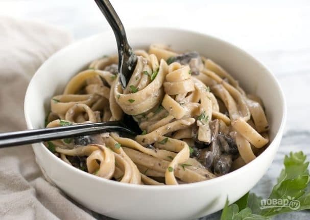 Фетучіні з саусам са сметанкай і грыбамі