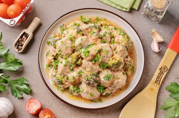 Meatballs with broccoli in the oven