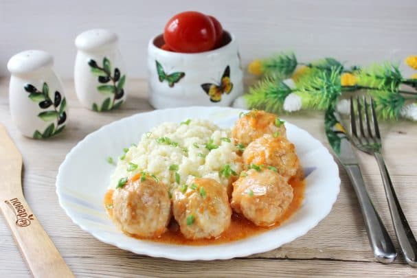 Фрикадельки в сметанно-томатном соусе