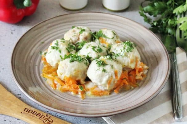 Фрикадельки в сметанном соусе в духовке