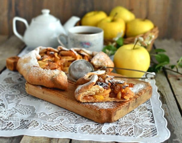 Галета с грушами, яблоками и изюмом