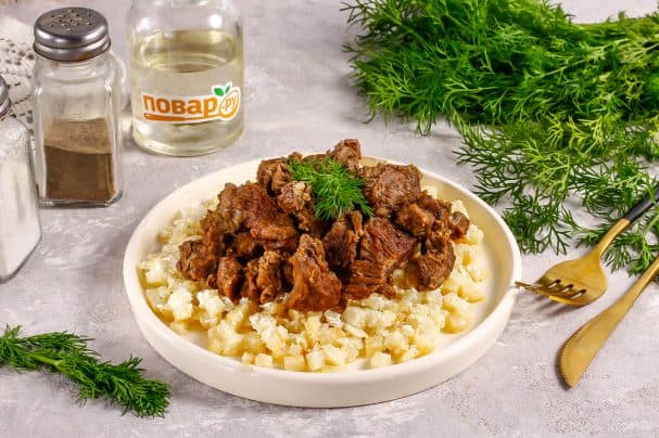 Говяжьи щечки с ризотто из сельдерея