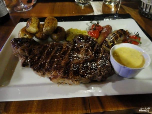 Говяжий антрекот с яблоками и луком