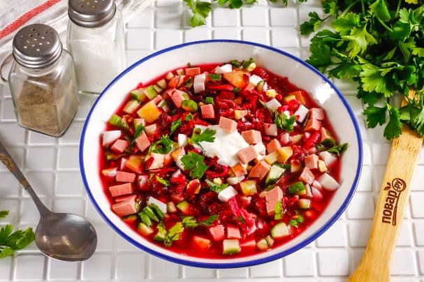 Холодный борщ из маринованной свеклы с колбасой