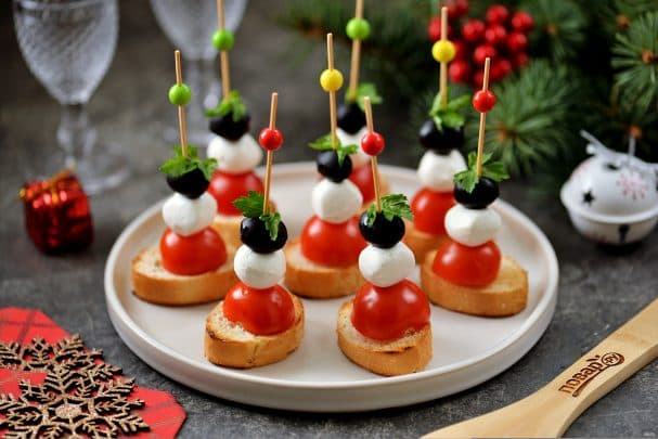Канапе с моцареллой, помидорами черри и маслинами