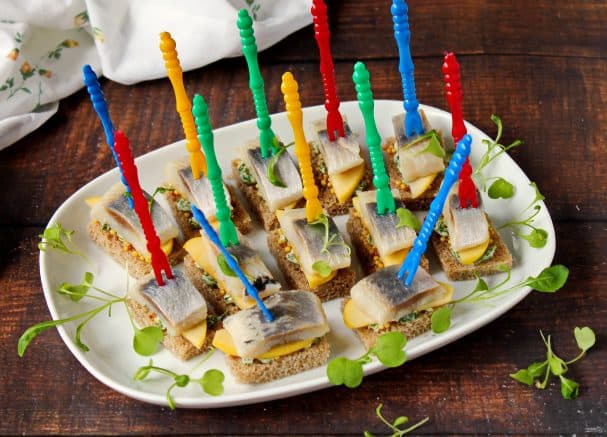 Канапе с селедкой и черным хлебом на шпажках