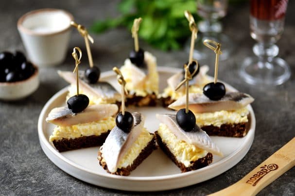 Канапе с селедкой и плавленым сыром