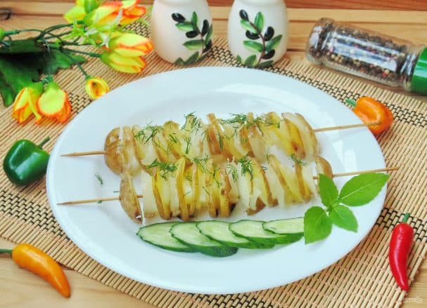 Картофель на шпажках в духовке