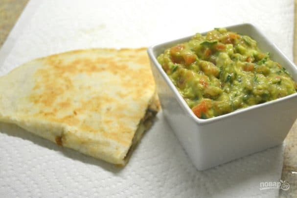 Кесадилья с грибами и соусом