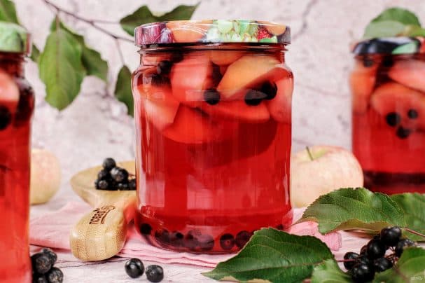 Black chokeberry and apple compote for winter