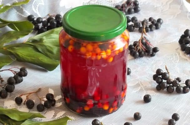 Hawthorn and black chokeberry compote