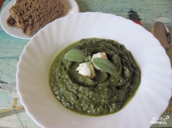 Cream of spinach soup with celery and cabbage